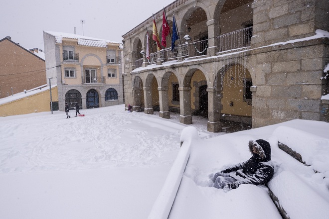 Tây Ban Nha vật lộn ứng phó với bão tuyết mạnh nhất trong nhiều thập kỷ qua - Ảnh 2.