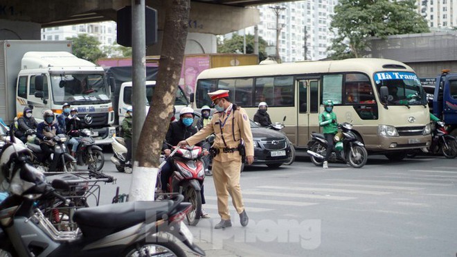 Đo nồng độ cồn sau nhiều tiếng uống 2 cốc bia, lái xe ôm ‘khóc ròng’ khi nộp phạt - Ảnh 5.