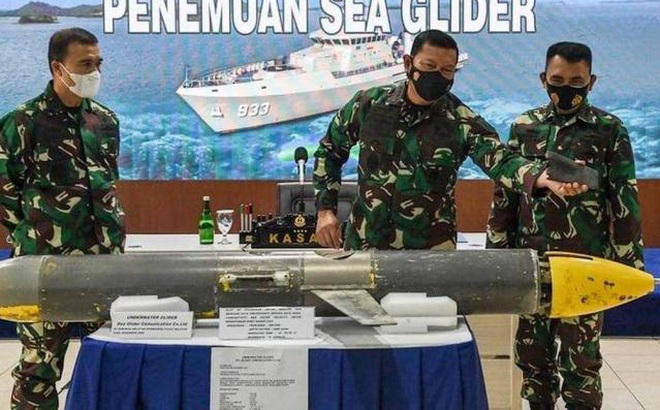 Hải quân Indonesia phân tích UUV của Trung Quốc (ảnh : SCMP)