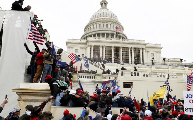 Người biểu tình tập trung bên ngoài tòa nhà Quốc hội Mỹ tại Washington, D.C., ngày 6/1/2021. Ảnh: THX/TTXVN