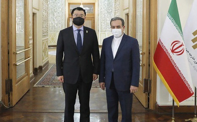 Thứ trưởng Ngoại giao Iran Abbas Araghchi (phải) và người đồng cấp Hàn Quốc Choi Jong-kun tại thủ đô Tehran hôm 10-1. Ảnh: Bộ Ngoại giao Iran