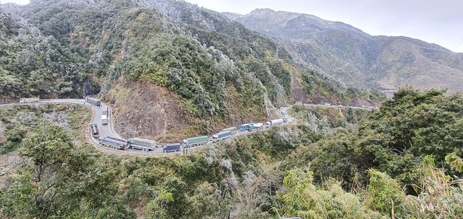 Gần 2 ngày mặt đèo Ô Qúy Hồ đóng băng, tài xế ăn ngủ trên xe, người đi xe máy ngã dúi dụi - Ảnh 11.