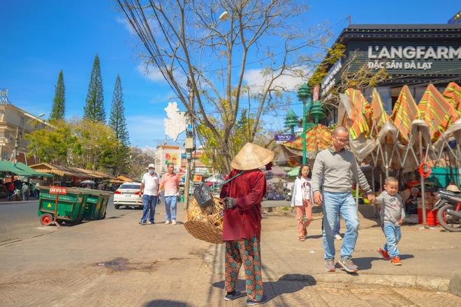 Gặp bà cụ 94 tuổi bán bỏng ngô dạo khắp Đà Lạt: Mỗi bức ảnh là câu chuyện khiến người ta cảm động  - Ảnh 2.