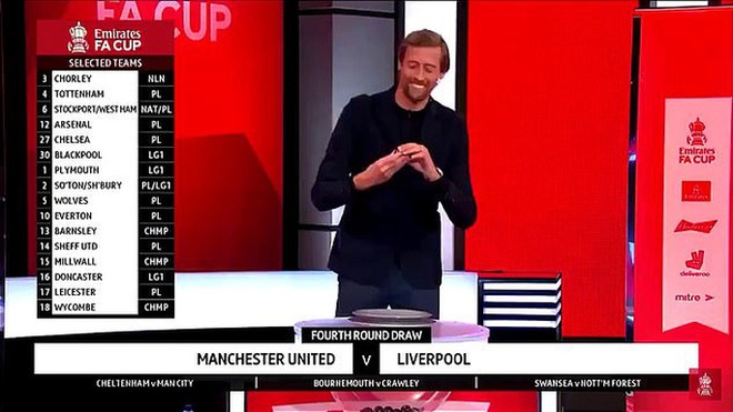 Bốc thăm đại chiến Man United - Liverpool, Peter Crouch bị dọa đoạt mạng! - Ảnh 1.