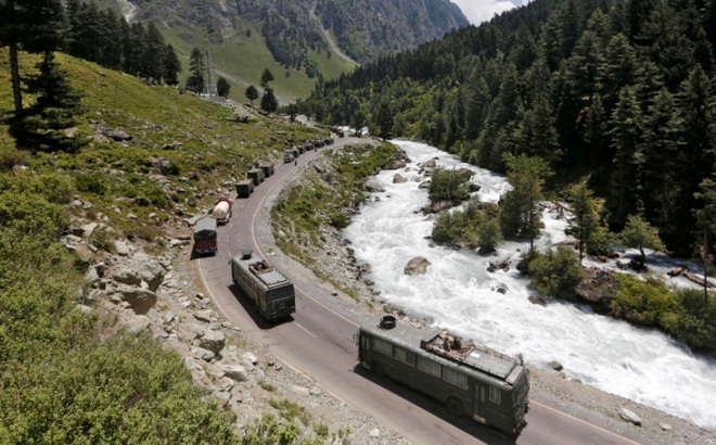 Đoàn xe quân đội Ấn Độ di chuyển tới Ladakh. Ảnh: Reuters