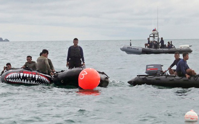 Các thợ lặn của hải quân Indonesia tìm kiếm hộp đen. Ảnh: AP