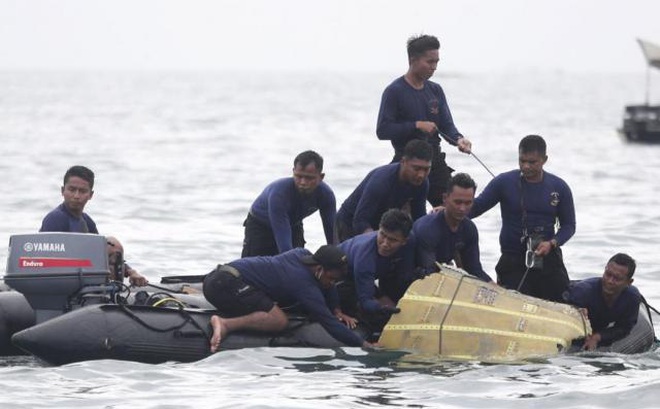Máy bay Indonesia vỡ nát là do va chạm với nước biển (ảnh: Reuters)