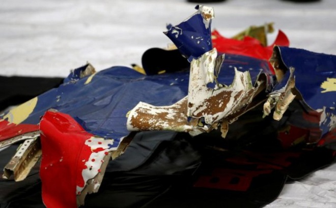 Các mảnh vỡ của chiếc máy bay gặp nạn. Ảnh: Reuters