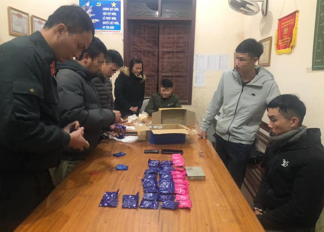 Giấu heroin và hơn 12.000 viên ma túy dưới yên xe máy đi bán thì bị bắt trong đêm - Ảnh 2. Giấu heroin và hơn 12.000 viên ma túy dưới yên xe máy đi bán thì bị bắt trong đêm - Ảnh 2.