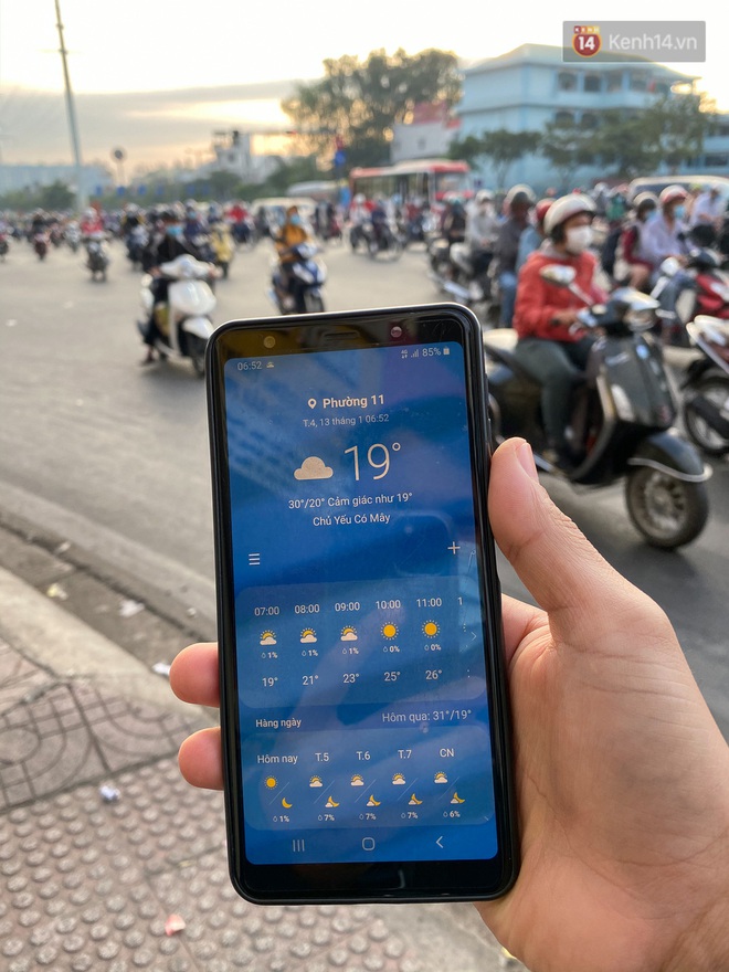 Ảnh: Nhiệt độ giảm còn 19 độ C, người Sài Gòn mặc áo ấm và quàng khăn nhưng vẫn co ro vì lạnh - Ảnh 16.