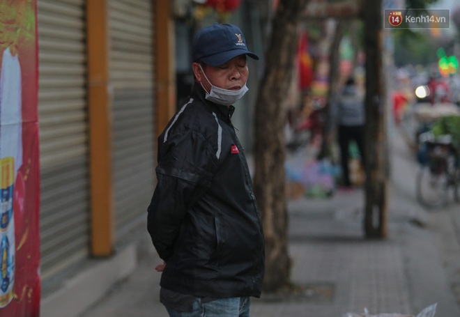Ảnh: Nhiệt độ giảm còn 19 độ C, người Sài Gòn mặc áo ấm và quàng khăn nhưng vẫn co ro vì lạnh - Ảnh 3.
