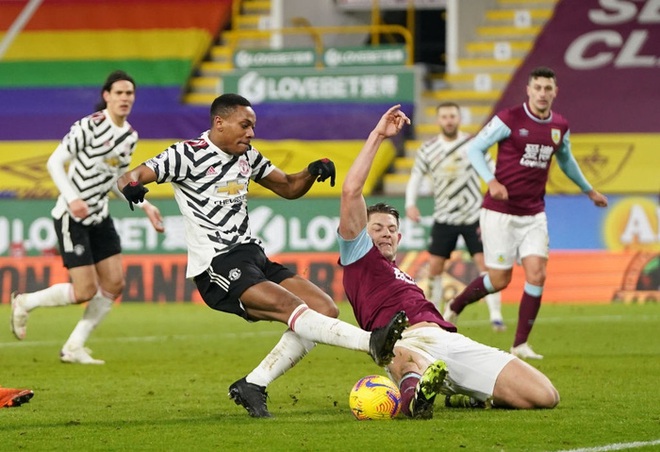 Chấm điểm cầu thủ MU vs Burnley: Pogba, Bailly rực sáng ngày Quỷ đỏ lên đầu bảng - Ảnh 10.