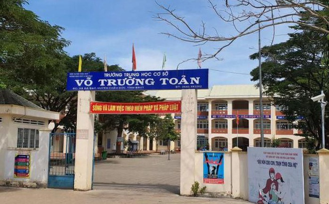 Nữ sinh lớp 7 tự sinh con trong nhà tắm: Xuất hiện thanh niên 30 tuổi nhận là bố cháu bé Nữ sinh lớp 7 tự sinh con trong nhà tắm: Xuất hiện thanh niên 30 tuổi nhận là bố cháu bé