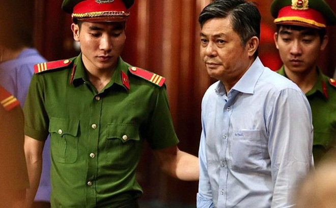 Ông Đào Anh Kiệt (nguyên Giám đốc Sở Tài nguyên - Môi trường TP HCM) ra tòa trong một vụ án khác, cũng liên quan đến sai phạm về đất đai (Ảnh: HOÀNG TRIỀU)