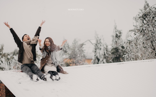 Chụp ảnh cặp đôi ở Hà Nội rất romatic và đáng nhớ. Nhưng hãy dành ít phút để chiêm ngưỡng ảnh cưới của cặp đôi trong cơn mưa tuyết. Hãy thưởng thức khoảnh khắc lãng mạn và đẹp như trong mơ này tại Y Tý.