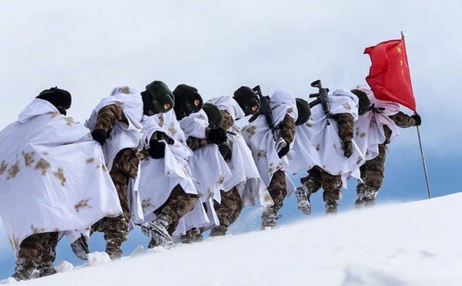 Quân đội Trung Quốc tiến hành tuần tra ở quận Ali của Tây Tạng. (Ảnh: PLA Daily)