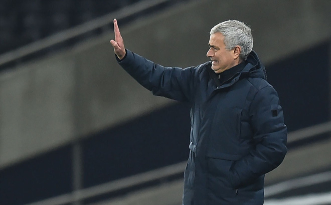 Mourinho thẫn thờ vì mất điểm; Pep Guardiola đe dọa soán ngôi Man United