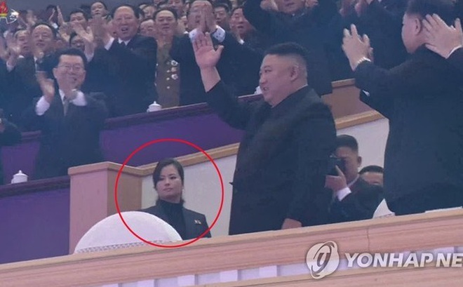 "Bóng hồng" đặc biệt vừa xuất hiện phía sau Chủ tịch Triều Tiên Kim Jong-un là bà Hyon Song-wol. (Ảnh: Yonhap)