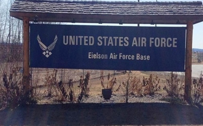 Biển tên bên ngoài Căn cứ Không quân Eielson ở Fairbanks (Alaska). Ảnh nguồn: Pinterest.
