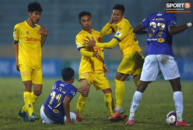 Ngoại binh Hà Nội FC gạt tay trúng má cầu thủ Nam Định, bị CĐV ném chai nước suýt trúng người - Ảnh 1.