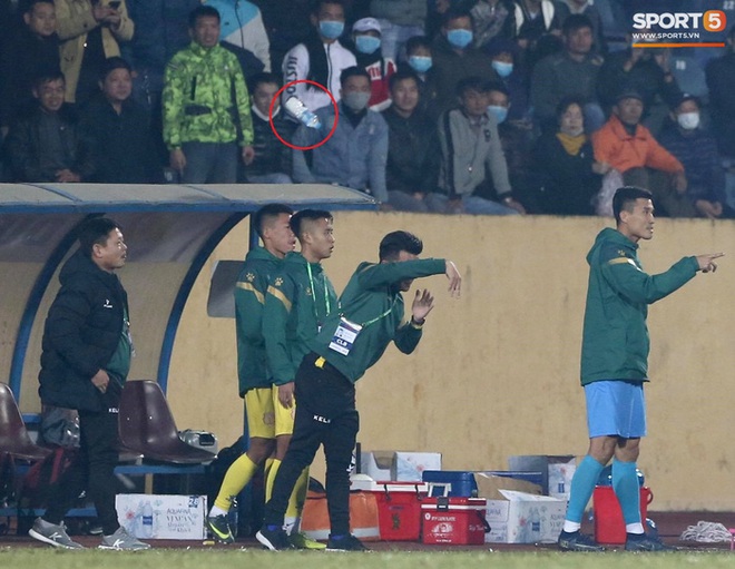 Ngoại binh Hà Nội FC gạt tay trúng má cầu thủ Nam Định, bị CĐV ném chai nước suýt trúng người - Ảnh 3.