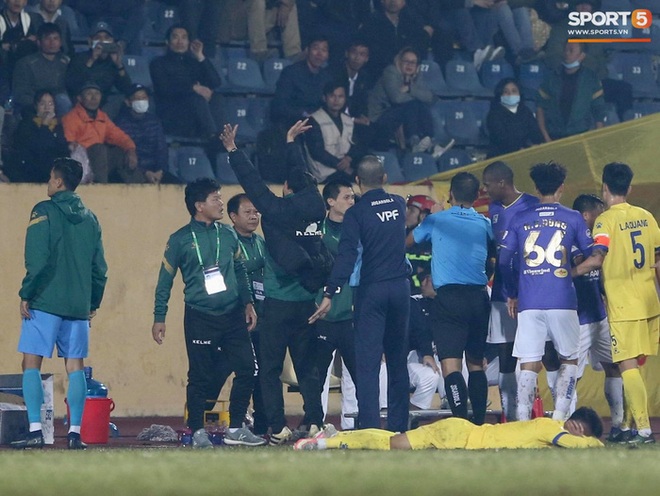 Ngoại binh Hà Nội FC gạt tay trúng má cầu thủ Nam Định, bị CĐV ném chai nước suýt trúng người - Ảnh 4.