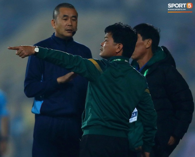 Ngoại binh Hà Nội FC gạt tay trúng má cầu thủ Nam Định, bị CĐV ném chai nước suýt trúng người - Ảnh 6.