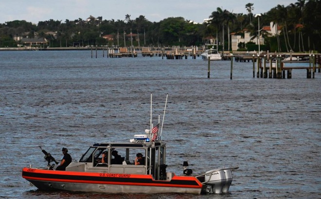 Binh sĩ tuần tra trên biển quanh khu nghỉ dưỡng Mar-a-Lago, Palm Beach, Florida. Ảnh: AFP