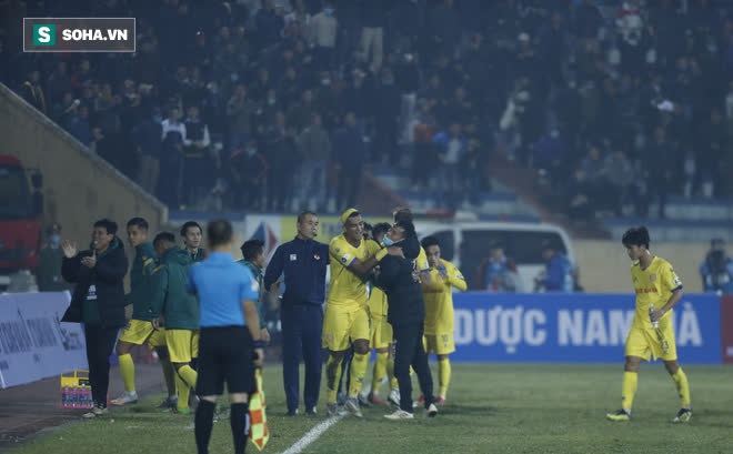 Rút cả xấp tiền thưởng nóng trận thắng Hà Nội FC, một CĐV Nam Định gây sốt vì độ chịu chơi