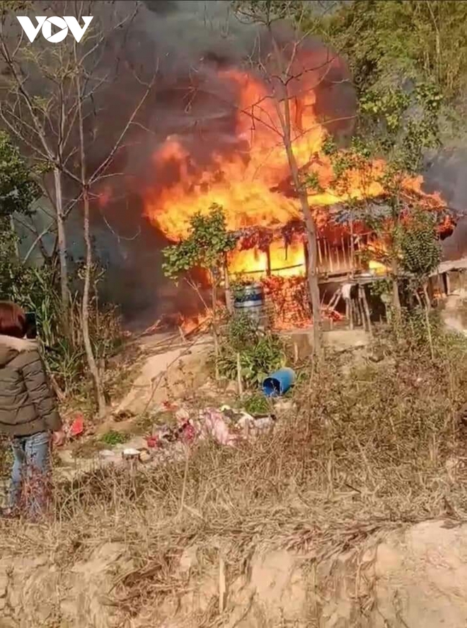 Chập điện, hỏa hoạn thiêu rụi nhà và toàn bộ tài sản hộ nghèo ở Yên Bái - Ảnh 1.