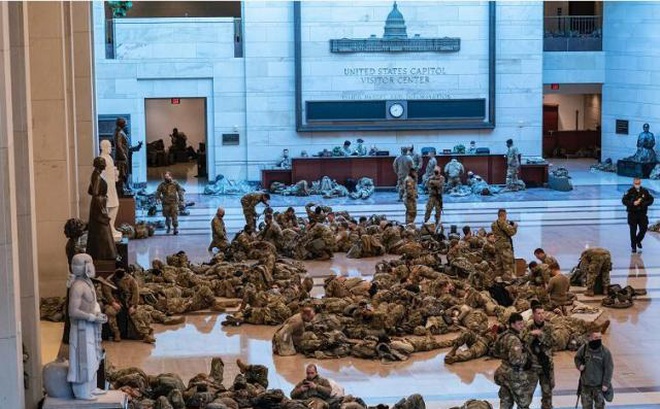 Vệ binh quốc gia Mỹ ngủ lại Điện Capitol (ảnh: Fox)