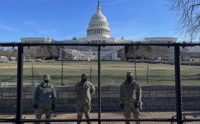 Lực lượng Vệ binh Quốc gia siết chặt an ninh tại khu vực tòa nhà Quốc hội ở Washington, Mỹ ngày 9/1/2021. Ảnh: AFP/TTXVN