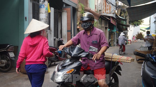 Người Sài Gòn tất bật làm chổi đót bán Tết - Ảnh 11.