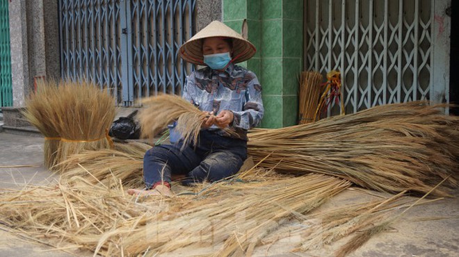 Người Sài Gòn tất bật làm chổi đót bán Tết - Ảnh 3.