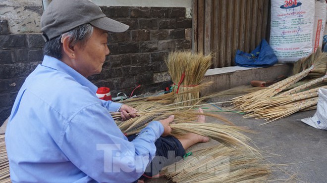 Người Sài Gòn tất bật làm chổi đót bán Tết - Ảnh 6.