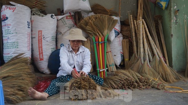 Người Sài Gòn tất bật làm chổi đót bán Tết - Ảnh 10.