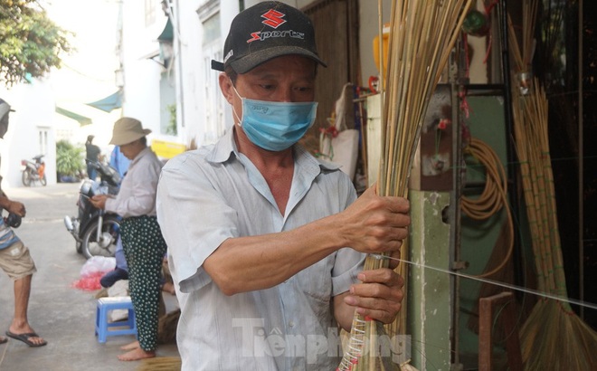 Người dân TPHCM tất bật làm chổi đót bán dịp Tết.