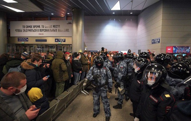 Chính khách đối lập Alexey Navalny bị bắt khi vừa về Nga - Ảnh 3.