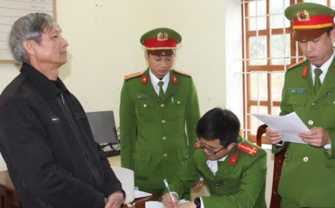 Cơ quan công an đọc lệnh khởi tố Lưu Quang Thượng - Ảnh: Báo Công an Nhân dân