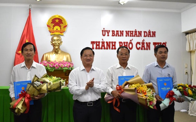 Ông Trần Việt Trường - Chủ tịch UBND TP. Cần Thơ trao quyết định cho ông Nguyễn Văn Sử, Lê Thanh Tâm và Vương Công Khanh.