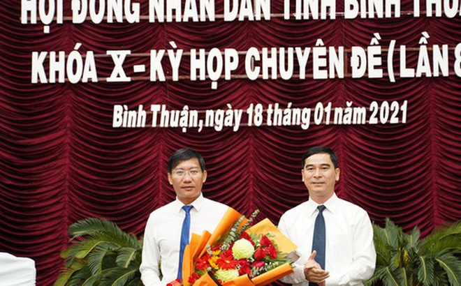 Bí thư Tỉnh ủy Bình Thuận tặng hoa ông Lê Tuấn Phong (trái) - tân Chủ tịch UBND tỉnh Bình Thuận