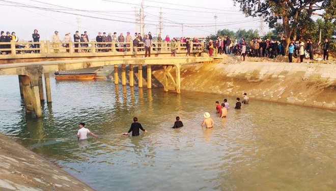 Quặn lòng những dấu tay chân cào cấu vào bờ của cháu bé 9 tuổi mất tích dưới sông - Ảnh 5.