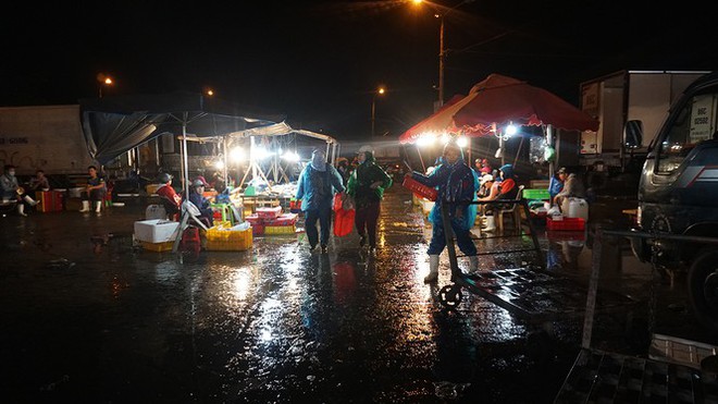 Trắng đêm mưu sinh giữa giá rét ở cảng cá lớn nhất miền Trung - Ảnh 4.