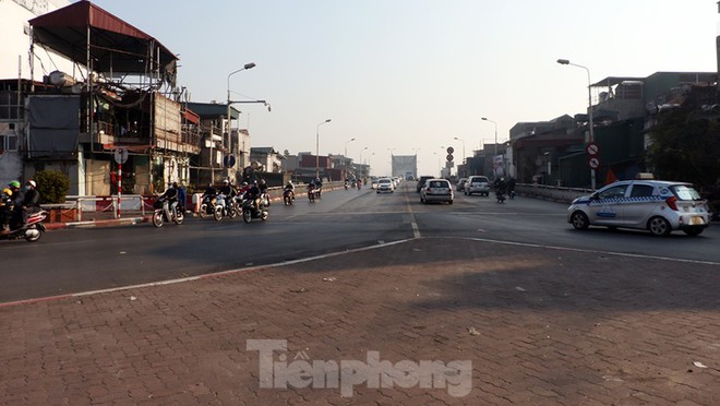 Giao thông các tuyến phố Hà Nội thông thoáng ngày cuối tuần đầu năm 2021 - Ảnh 2.