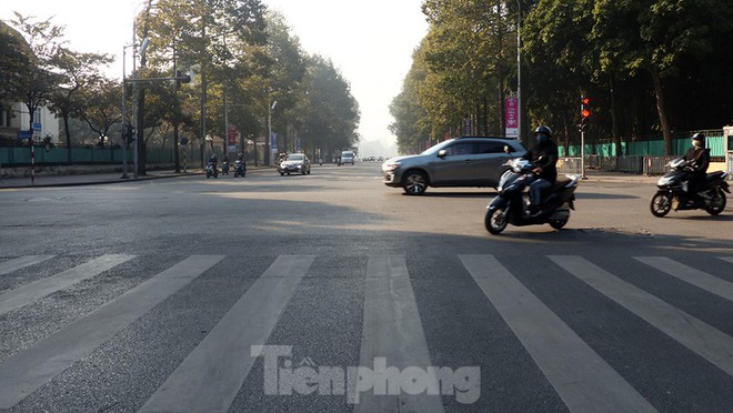 Giao thông các tuyến phố Hà Nội thông thoáng ngày cuối tuần đầu năm 2021 - Ảnh 10.