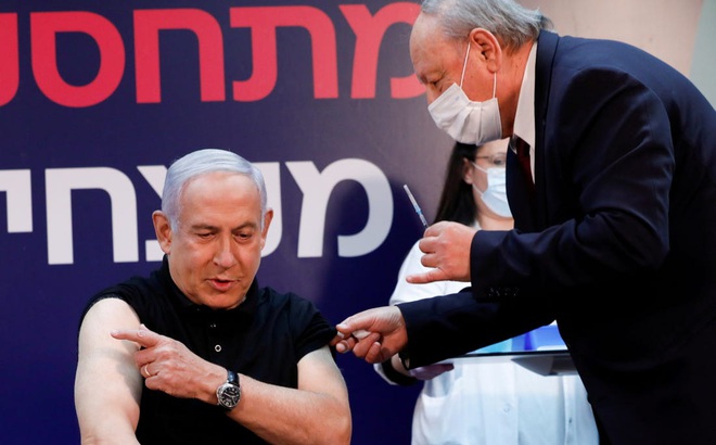 Thủ tướng Israel Benjamin Netanyahu tiêm vắc xin ngừa Covid-19 (ảnh: Daily Mail)