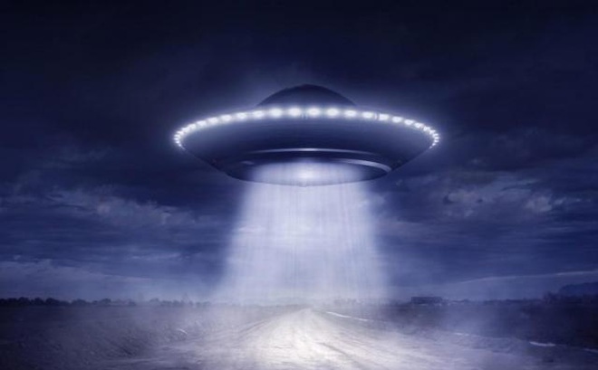 Ông Trump muốn công khai các tài liệu về UFO và người ngoài hành tinh bằng dự luật cứu trợ mới (ảnh: Daily Star)