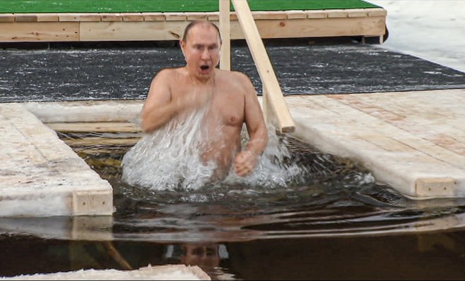 24h qua ảnh: Ông Putin tắm trong nước đá giữa trời lạnh -20 độ C - Ảnh 2.