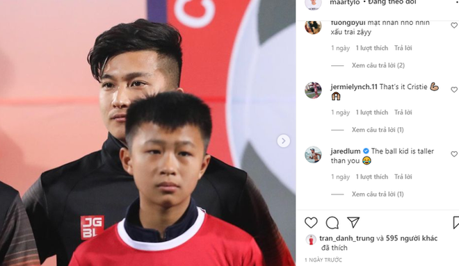 Cầu thủ Việt kiều bị troll vì lùn hơn cả cậu bé mascot - Ảnh 1.