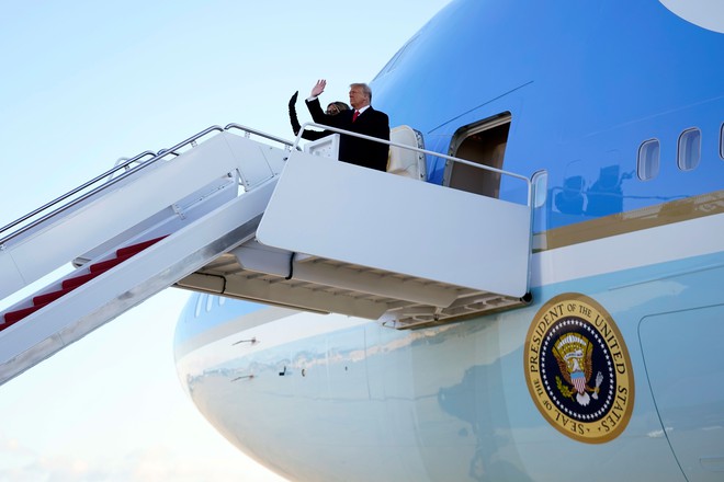Sau bài phát biểu tại Căn cứ Không quân Andrews, ông Trump cùng phu nhân đã bắt đầu chuyến bay tới Florida - Ảnh 1.